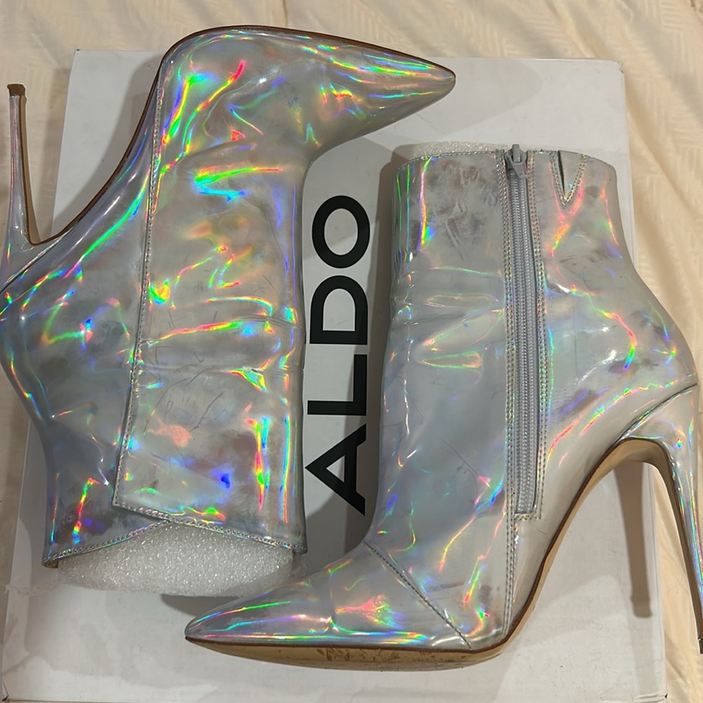 Women’s silver white shiny pointed heels. Great condition.